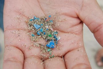 Kita tidak terlindungi dengan lebih baik dari udara penuh nanoplastik di luar ruangan daripada di dalam ruangan.