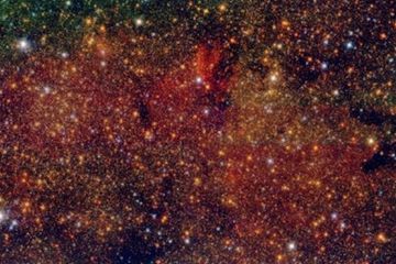 Gambar dari wilayah Sagitarius B1, seperti yang terlihat oleh survei GALACTICNUCLEUS. Wilayah Sagitarius B1 di Pusat Galaksi, rumah bagi pembentukan bintang yang intens. 
