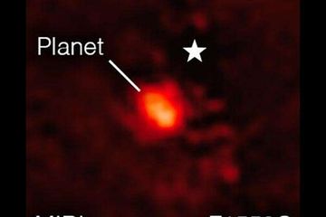 Pandangan instrumen MIRI James Webb pada 15,5 mikrometer, memperlihatkan gambar dari planet ekstrasurya raksasa gas.