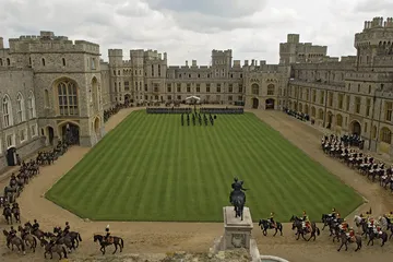 Windsor Castle atau Kastel Windsor adalah istana dan kediaman resmi Kerajaan Britania Raya di Windsor, Berkshire, Inggris. Tempat favorit Ratu Elizabeth dan keluarga kerajaan untuk berakhir pekan.