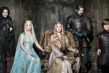 Game of Thrones, sebuah serial TV Amerika yang menampilkan banyak hal. Salah satu yang menarik adalah kostumnya, dimulai dari gaya Ratu Elizabeth hingga kelas atas.