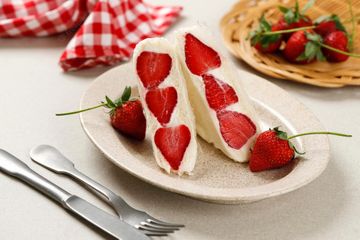 Strawberry sando