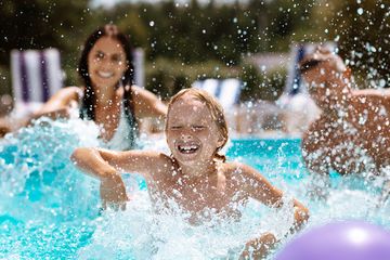 Waspada! 7 Penyakit Ini Bisa Menular Saat Berenang di Kolam Renang, Salah Satunya Penyakit Akut dan Fatal Banget
