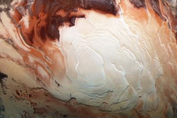 Lapisan es berputar di sekitar kutub selatan di planet Mars. Beberapa pengamatan menunjukkan mungkin ada air cair di dasar tutupnya, tetapi penjelasan alternatif mengabaikan kemungkinan itu.