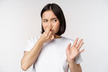 Cara Menegur Orang yang Bau Badan Tanpa Menyakiti Perasaannya