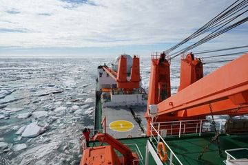 Para peneliti, termasuk Zhangxian Ouyang dari University of Delaware, melakukan perjalanan dengan kapal pemecah es R/V Xue Long ke zona pencairan aktif di Samudra Arktik untuk mendapatkan sampel untuk dianalisis.