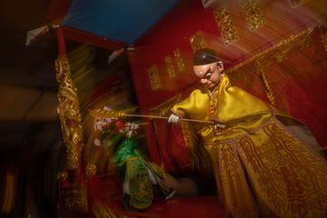 Penampilan wayang potehi membawakan kisah Sie Jin Kwie. Adegan cerita menampilkan pertarungan demi mempertahankan kedaulatan Tay Tong Tya dari ancaman musuh.