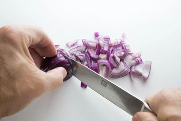 Mengiris bawang bisa membuat menangis lantaran terdapat faktor lachrymatory.