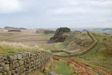 Pada tahun 122 Masehi, Kaisar Romawi Hadrian membangun tembok di Britania. Saat itu, ketakutan menjadi bahan bakar pembangunan Tembok Hadrian yang tersohor itu.