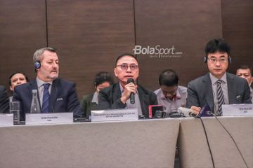 Ketua Umum PSSI, Mochamad Iriawan, sedang memberikan jumpa pers bersama FIFA dan AFC di Hotel Fairmont, Jakarta, 13 Oktober 2022.