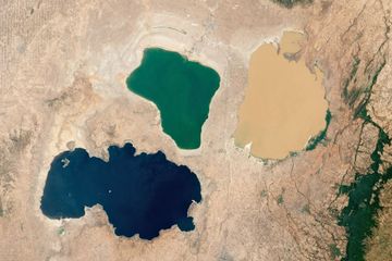 Sebuah citra satelit yang baru-baru ini dirilis oleh NASA memperlihatkan adanya tiga danau berdeketan di Etiopia yang masing-masing memiliki warna yang berbeda. Apa yang menyebabkan warnanya berbeda-beda?
