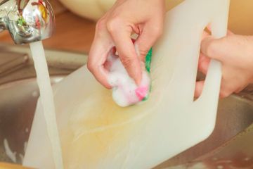 3 Cara Menghilangkan Noda Membandel di Talenan Plastik, Pasti Ampuh