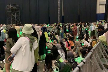 Konser NCT 127 dibubarkan karena banyak fans yang pingasan.