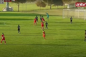 Momen Erlangga Setyo memilih opsi meninju bola ketimbang menangkapnya dalam laga timnas Indonesia U-20 vs Moldova (4/11/2022). 