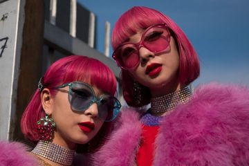 Merah muda menjadi simbol feminin dan tren bagi wanita modern, mulai dari rambut, aksesoris hingga warna busana.