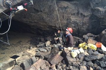 Jut Wynne (kanan) dengan ahli robotik JPL, Brett Kennedy, menguji prototipe awal robot panjat tebing, LEMUR di gua tabung lava, Gurun Mojave, California. Sebagai catatan, Wynne adalah manusia pertama yang menambatkan robot.