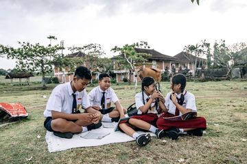 Pancasila mengandung nilai keragaman yang diterapkan dalam kehidupan bermasyarakat. 