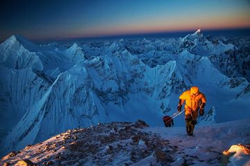 Cory Richards mendaki Gunung Everest, gunung tertinggi di dunia, untuk ketiga kalinya.