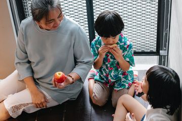 Merawat cucu bisa mengurangi kesepian di masa tua.