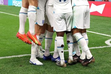 Mengapa Banyak Pemain di Piala Dunia yang Kaus Kakinya Bolong-Bolong?