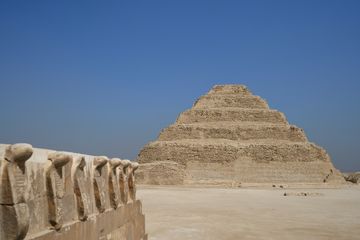 Berbeda dengan piramida umumnya, Piramida Djoser memiliki bentuk berundak. Piramida tertua ini menjadi makam Firaun Djoser dari dinasti ketiga Mesir.
