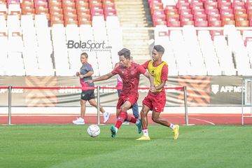 Edo Febriansyah (kiri) sedang menguasai bola dan dikawal Marselino Ferdinan (kanan) saat berlatih bersama timnas Indonesia di Stadion Gelora Bung Karno, Senayan, Jakarta, 20 Desember 2022.