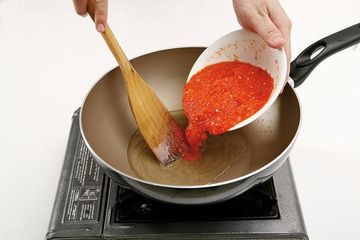 Cara Memasak Bumbu Halus agar Tidak Bau Langu, Bisa Ditambahkan 1 Bahan Dapur Ini
