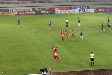 Pemain Bali United melakukan selebrasi setelah mencetak gol ke gawang PSIS Semarang pada laga pekan ke-17 Liga 1 2022/2023 di Stadion Manahan, Solo, Kamis (22/12/2022)