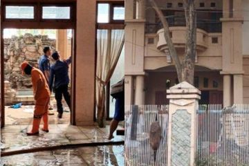 Viral Rumah Mewah Ibu Eny Jadi Sorotan Lantaran Kondisinya yang Kotor, Begini Cara Membersihkan Kerak Hitam di Lantai yang Susah Hilang