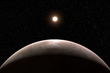 Ilustrasi planet dan bintangnya dengan latar belakang hitam. Planet ini berbatu. Seperempat bagian atas planet (sisi yang menghadap bintang) menyala, sedangkan sisanya dalam bayangan. Bintang itu berwarna putih kekuningan cerah, tanpa fitur yang jelas.