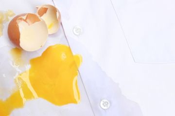 Jangan Langsung Dikucek! Hilangkan Noda Telur di Pakaian Harus Contek 5 Langkah ini