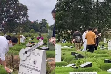 Momen Mutia Ayu dan putrinya ke makam Glenn Fredly