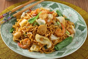 Cara Menyajikan Mi Goreng Agar Menarik Disantap, Yaitu Mengolahnya Dengan Resep Mi Goreng Udang Bakso Ini