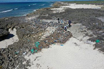 Kumpulan sampah, termasuk sampah plastik, yang terakumulasi di Aldabra Atoll, Seychelles. Indonesia jadi penyumbang sampah plastik terbesar di pantai negara Afrika Timur itu.
