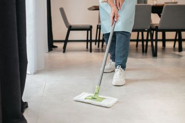 Cara Ngepel Lantai Supaya Kesat dan Tidak Lengket, Campur 1 Bahan Ini pada Air Pel