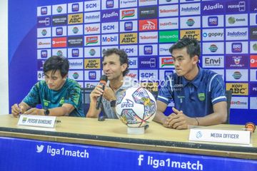 Pelatih Persib Bandung, Luis Milla (tengah) dan pemainnya bernama Kakang Rudianto (kanan) sedang menghadiri sesi jumpa pers setelah laga pekan ke-20 Liga 1 2022 di Stadion Pakansari, Bogor, Jawa Barat, 26 Januari 2023.