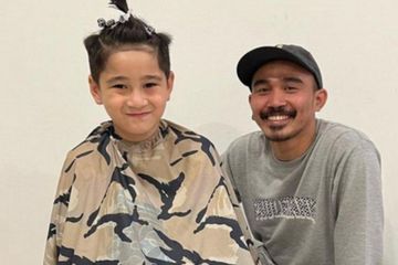 Bak Ketiban Durian Runtuh, Tukang Cukur Ini Beli iPhone Usai Potong Rambut Rafathar: Nggak Ada Lawan Rejeki Andara