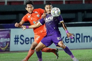 Pemain Borneo FC Hendro Siswanto mengawal pergerakan pemain Persik Kediri Renan Silva pada laga pekan ke-21 Liga 1 2022-2023.
