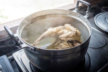 Tanpa Presto Bisa Super Lembut, Ini Cara Mengempukkan Daging Ayam Kampung Sampai ke Tulang dengan Bahan Dapur Ini