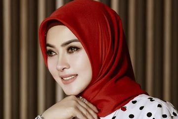 Tenteng Tas Rp 1 Miliar, Syahrini Buat Jiwa Miskin Warganet Ketar-ketir saat Hujan-hujanan di Tokyo