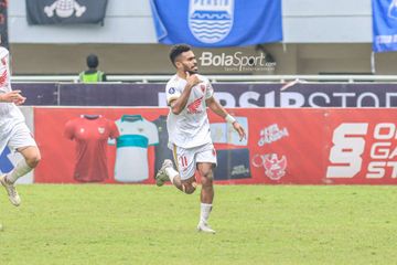 Bek sayap kiri PSM Makassar, Yance Sayuri, sedang melakukan selebrasi seusai mencetak gol dalam laga pekan ke-24 Liga 1 2022 di Stadion Pakansari, Bogor, Jawa Barat, Selasa (14/2/2023).