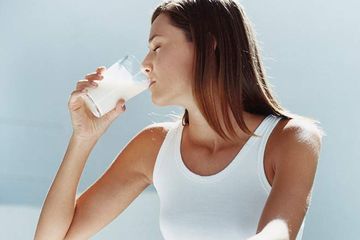 Ilustrasi minum susu yang bisa memicu intoleransi laktosa