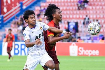 Pemain Persik Kediri, Riyatno Abiyoso, berduel dengan pemain RANS Nusantara FC, Ady Setiawan, pada laga pekan ke-26 Liga 1 2022/2023 di Stadion Brawijaya, Kediri, Kamis (23/2/2023).