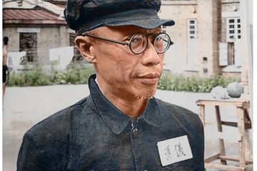 Puyi di Penjara Fushun, Tiongkok, selama 1950-an. Kaisar terakhir Tiongkok dibebaskan setelah sepuluh tahun dalam penjara. Ia melanjutkan hidupnya sebagai rakyat jelata, meninggal pada 17 Oktober 1967.