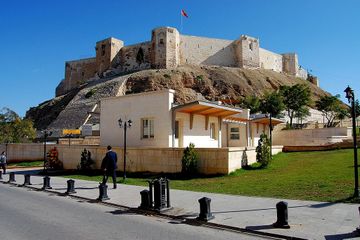 Kastil Gaziantep yang berdiri ribuan tahun, menjadi saksi berkembangnya peradaban Romawi hingga Ottoman di Turki. Nahas, bangunannya kini telah banyak yang hancur akibat gempa dahsyat di Turki baru-baru ini.