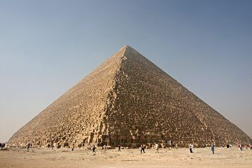 Piramida Khufu di Giza, Mesir yang dianggap sebagai piramida pertama, nyatanya bukanlah satu-satunya yang dibuat Khufu. Ayahnya, Snefru, sudah berupaya membangun piramida sebelumnya, namun selalu gagal.