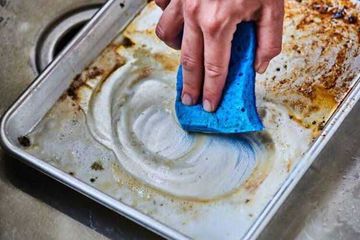 Kinclong dalam Waktu Singkat, Begini Cara Membersihkan Loyang Aluminium dari Noda dan Kerak Sisa Masakan Tanpa Perlu Dikerok