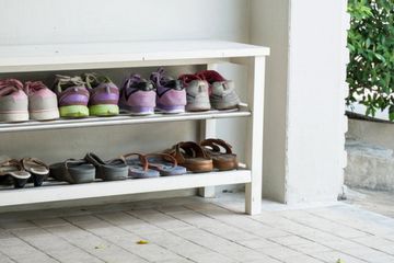 Bukan Pakai Kamper, Menghilangkan Bau Di Rak Sepatu Ternyata Mesti Pakai Taburan Bahan Ini, Coba Deh!
