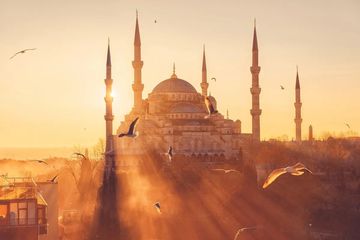 Matahari terbenam di atas Masjid Biru di Istanbul. 