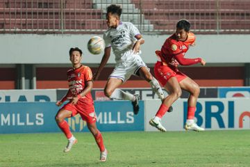 Bek Bali United, Kadek Arel (kiri) sedang berduel dengan pemain Persita Tangerang